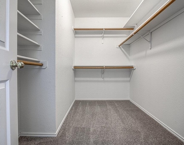 4300 Companeros Way - Photo Thumbnail 25