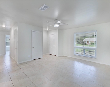 2713 Friar Tuck Ln - Photo Thumbnail 4