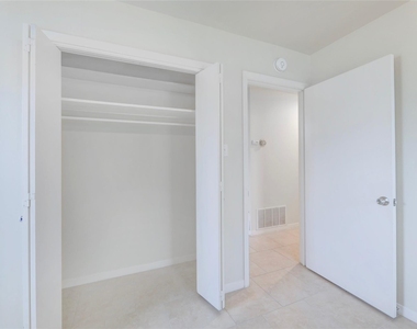 2713 Friar Tuck Ln - Photo Thumbnail 13