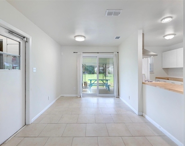 2713 Friar Tuck Ln - Photo Thumbnail 6