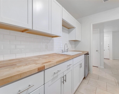 2713 Friar Tuck Ln - Photo Thumbnail 10