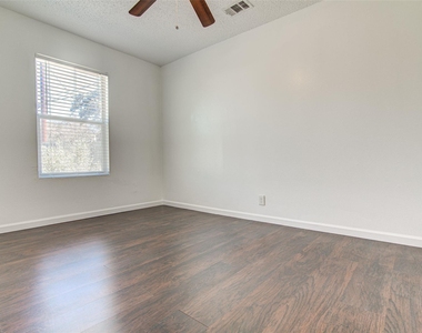 912 Catalpa St - Photo Thumbnail 9