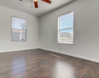 912 Catalpa St - Photo Thumbnail 11
