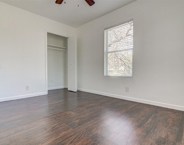 912 Catalpa St - Photo Thumbnail 8