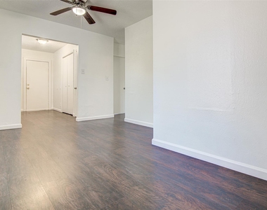 912 Catalpa St - Photo Thumbnail 3