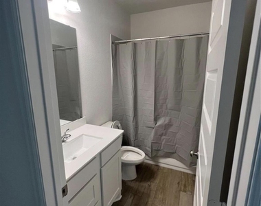 131 Macarthur Dr - Photo Thumbnail 4