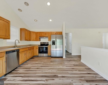 270 Oaknoll Avenue - Photo Thumbnail 7