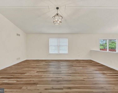 270 Oaknoll Avenue - Photo Thumbnail 2