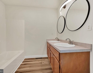 270 Oaknoll Avenue - Photo Thumbnail 11