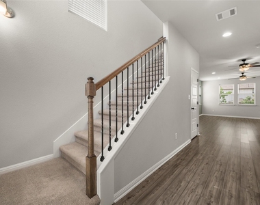 101 Lambert St - Photo Thumbnail 3