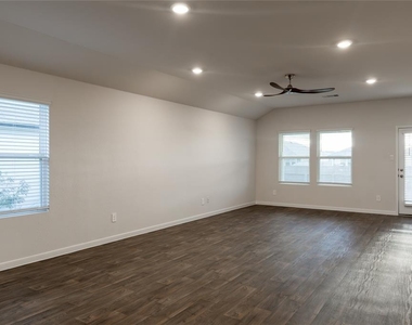 401 Abbey Ln - Photo Thumbnail 5