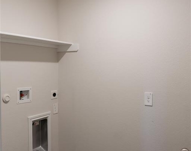 401 Abbey Ln - Photo Thumbnail 15