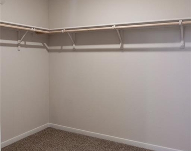 401 Abbey Ln - Photo Thumbnail 11
