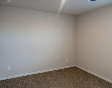 401 Abbey Ln - Photo Thumbnail 13