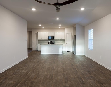 401 Abbey Ln - Photo Thumbnail 6