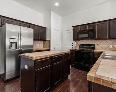 586 Creekside Cir - Photo Thumbnail 6