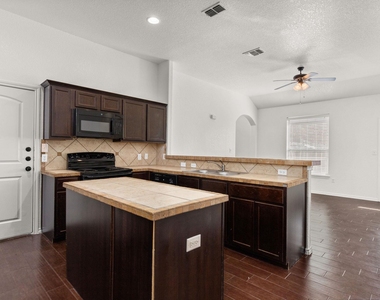 586 Creekside Cir - Photo Thumbnail 7