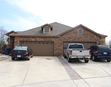 586 Creekside Cir - Photo Thumbnail 1