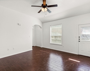 586 Creekside Cir - Photo Thumbnail 4