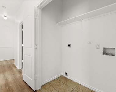 586 Creekside Cir - Photo Thumbnail 15