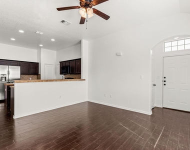 586 Creekside Cir - Photo Thumbnail 3