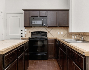 586 Creekside Cir - Photo Thumbnail 5