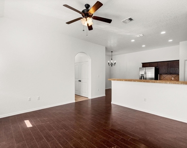 586 Creekside Cir - Photo Thumbnail 2