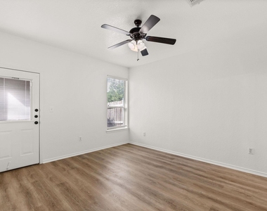 586 Creekside Cir - Photo Thumbnail 10