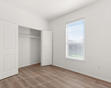 586 Creekside Cir - Photo Thumbnail 12