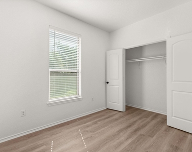 586 Creekside Cir - Photo Thumbnail 13