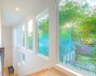 916 E 50th St - Photo Thumbnail 17