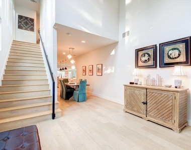 916 E 50th St - Photo Thumbnail 16