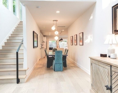 916 E 50th St - Photo Thumbnail 1