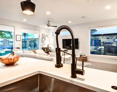916 E 50th St - Photo Thumbnail 10