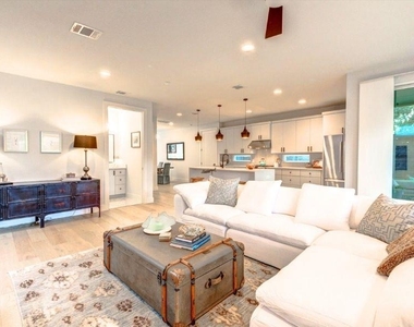 916 E 50th St - Photo Thumbnail 6