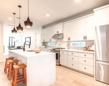 916 E 50th St - Photo Thumbnail 9