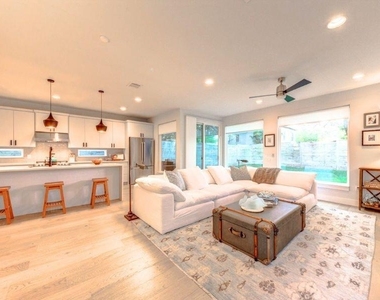 916 E 50th St - Photo Thumbnail 8