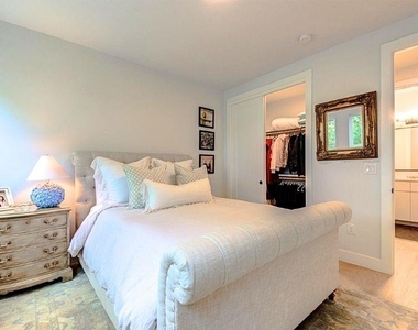916 E 50th St - Photo Thumbnail 27