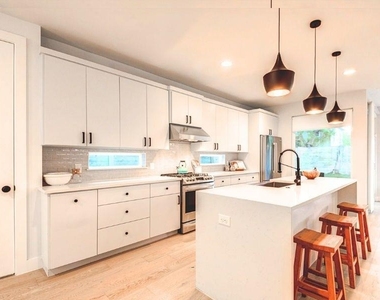 916 E 50th St - Photo Thumbnail 5