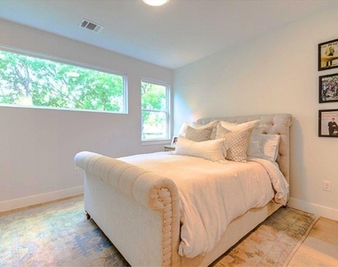916 E 50th St - Photo Thumbnail 28