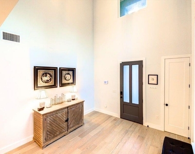 916 E 50th St - Photo Thumbnail 3