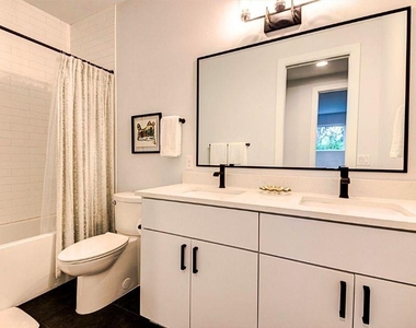 916 E 50th St - Photo Thumbnail 26