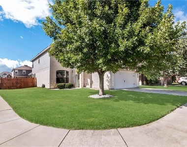 3418 Castleton Dr - Photo Thumbnail 2