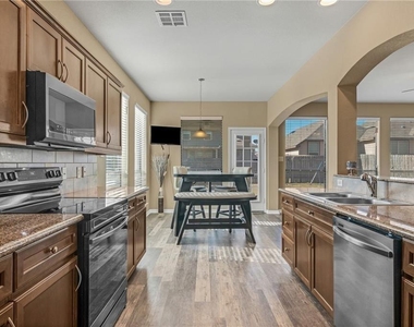 3418 Castleton Dr - Photo Thumbnail 16