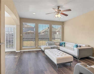 3418 Castleton Dr - Photo Thumbnail 9