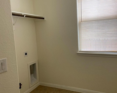 2918 Zelma Dr - Photo Thumbnail 11