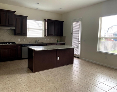 2918 Zelma Dr - Photo Thumbnail 4