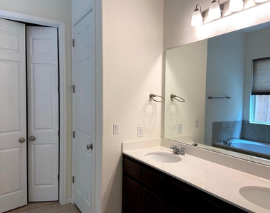 2918 Zelma Dr - Photo Thumbnail 9