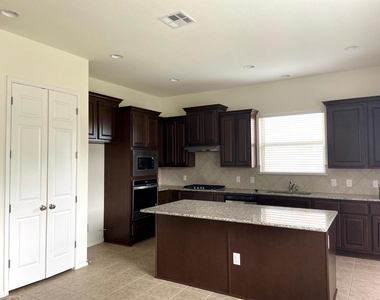 2918 Zelma Dr - Photo Thumbnail 3