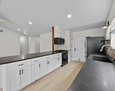 8708 Huebinger Pass - Photo Thumbnail 11